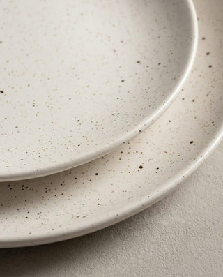 Caelum Stoneware Dinnerware 16 Pieces – close-up of the glaze – Egg Back Home